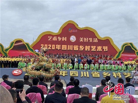 成都龍泉驛區(qū)文化館創(chuàng)作的群舞《在那桃花盛開的地方》獲四川省鄉(xiāng)村藝術節(jié)舞蹈類第一名