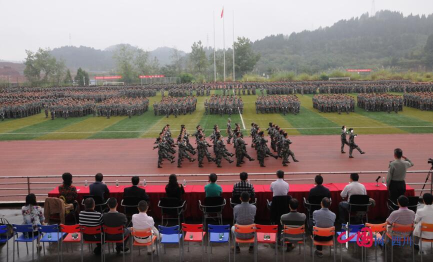 四川職業(yè)技術(shù)學(xué)院舉行2015級新生軍訓(xùn)匯報表演