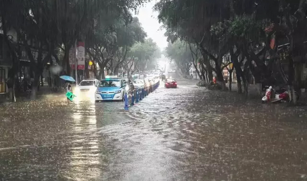 瀘州6.22暴雨“傾城” 司機：我開的是船，不是車