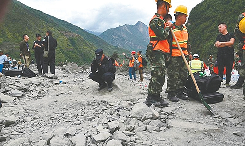 8名親人失聯(lián) 4人確認(rèn)遇難 阿壩特警仍堅(jiān)守救援現(xiàn)場(chǎng)